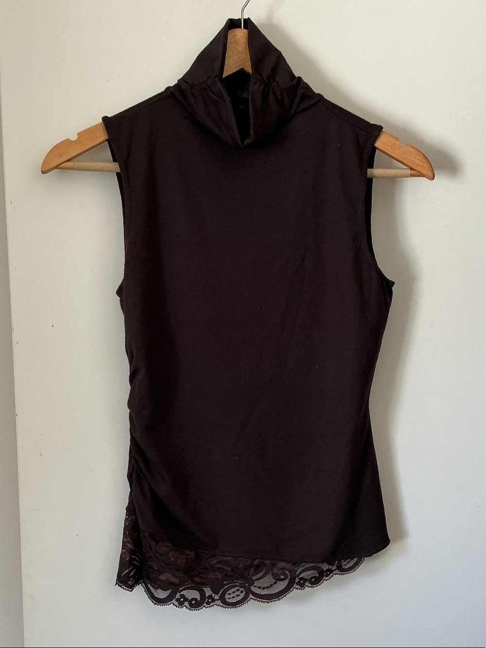 KENNET COLE NEW YORK Sleeveless Turtleneck Top with Lace Hem - BROWN.